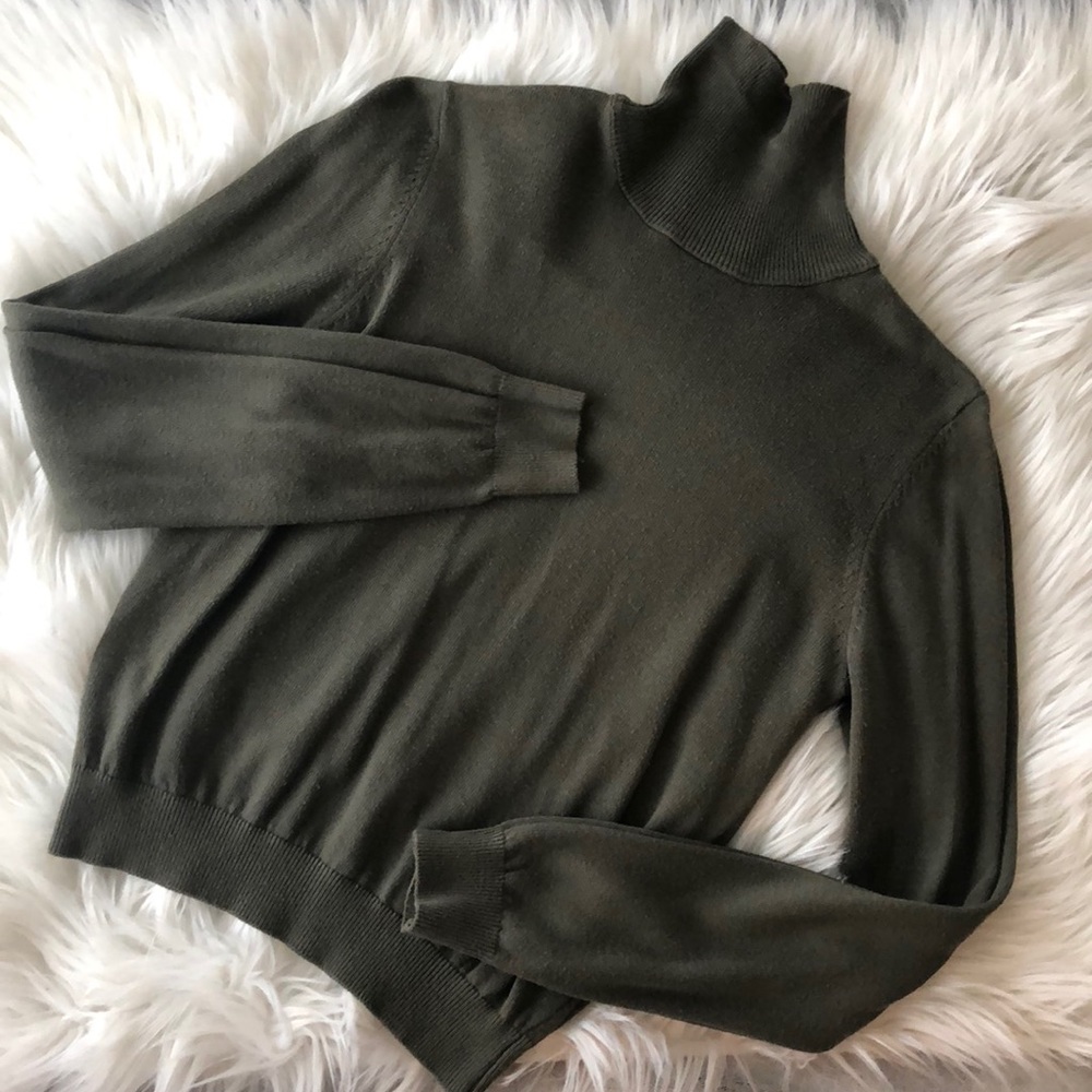 **SOLD** Long sleeve turtle neck sweater